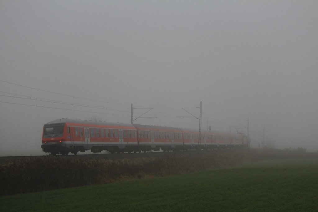 Im dichten Nebel verschwindet der Regionalzug von Mnchen nach Salzburg. Aufgenommen am 21. November 2012 bei Bernau am Chiemsee.