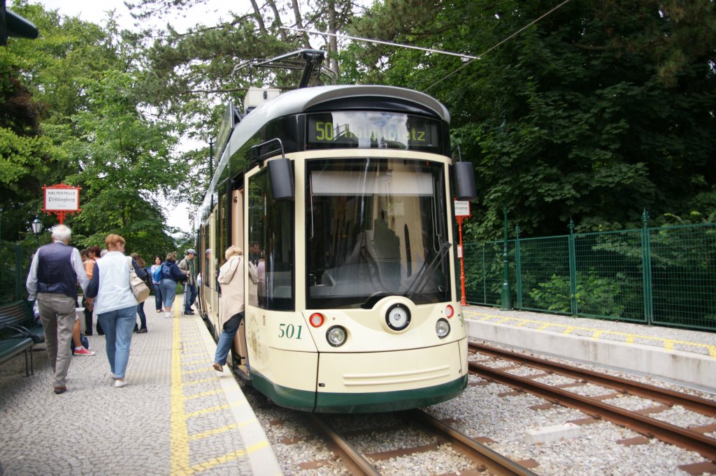Im Endbahnhof  Pstlingberg  in Linz steht diese Straenbahn am 20. Juni 2011.