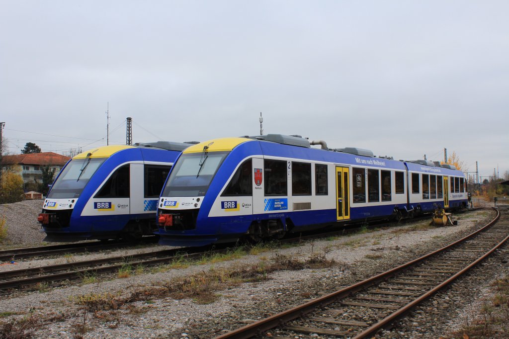 In diensten der  Bayerischen Regiobahn  stehen diese beiden Triebwagen der Baureihe 648. Abgestellt am 14. November 2012 im Bahnhof von Weilheim/Obb.