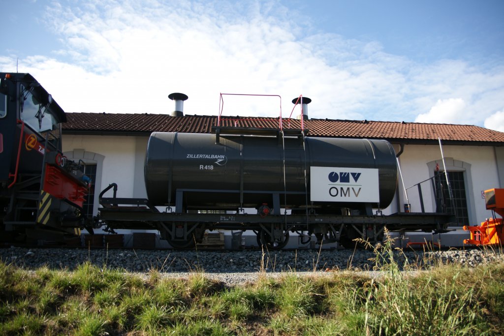 Kesselwagen der Zillertalbahn im Bahnhof von Jenbach/Tirol am 9. September 2011.