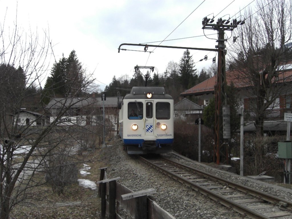 Kurz nach dem Bahnhof Grainau konnten wir diesen Zug der Bayerischen
Zugspitz Bahn fotografiern.