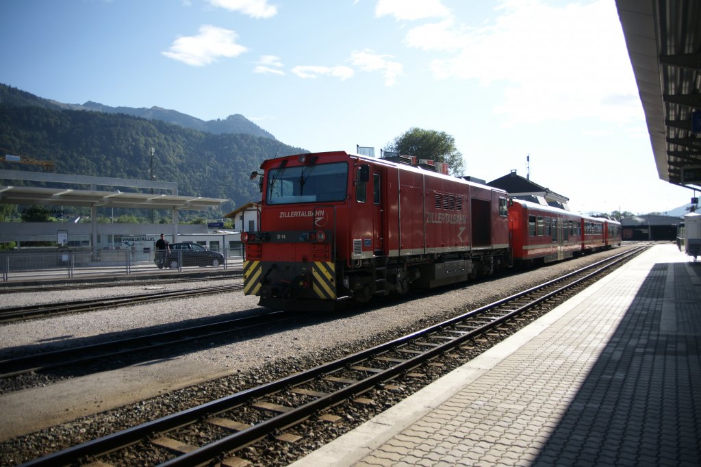 Kurz vor der Abfahrt ist hier Lok D14 der Zillertalbahn. Aufgenommen am 9. September 2011 im Jenbacher Bahnhof.