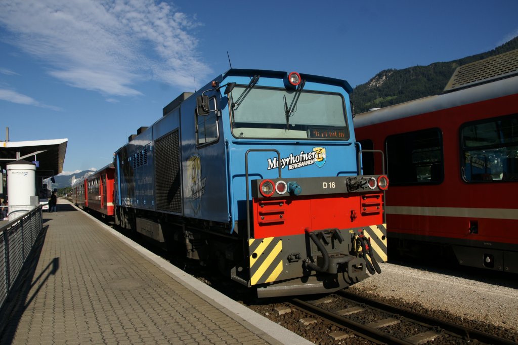 LOK D 16 der Zillertalbahn fhrt soeben in den Bahnhof von Jenbach/Tirol ein. Aufgenommen am 9. September 2011.
