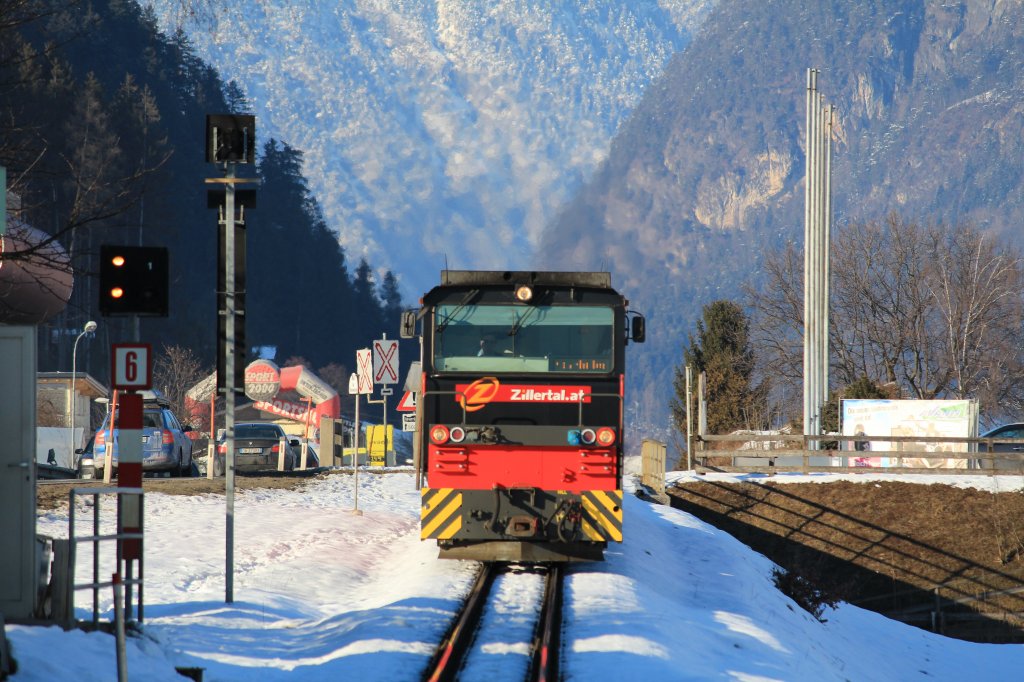 Lok Nr.:  D15  kurz vor der Einfahrt in den Bahnhof von  Fgen-Hart  am 10. Februar 2013.