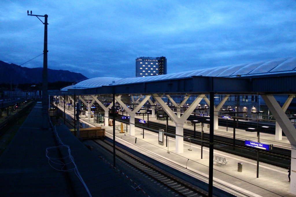 Nachtaufnahme des umgebauten Salzburger Hauptbahnhofes, aufgenommen am 13. Juli 2012.