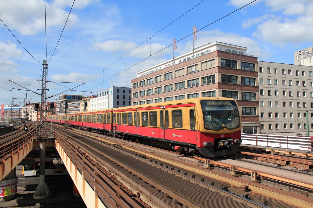 S-Bahn der Linie  S 7  in Richtung Ahrensfelde, bei der Einfahrt in den
Bahnhof  Alexanderplatz  am 6. September 2012.