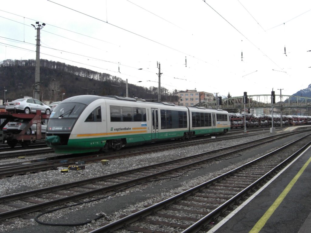 Soeben durchfhrt ein Triebwagen der  Vogtlandbahn  den Salzburger
Hauptbahnhof, dieser ist derzeit auf der  Berchtesgadener Land Bahn 
als Ersatzzug im Einsatz. Aufgenommen am 30. Dezember 2009.