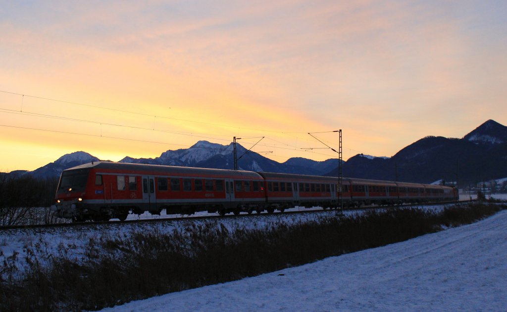 Sonnenaufgang am 7. Dezember 2012 zwischen Bernau und Prien am Chiemsee.
Der Regionalzug ist auf dem Weg von Salzburg nach Mnchen.