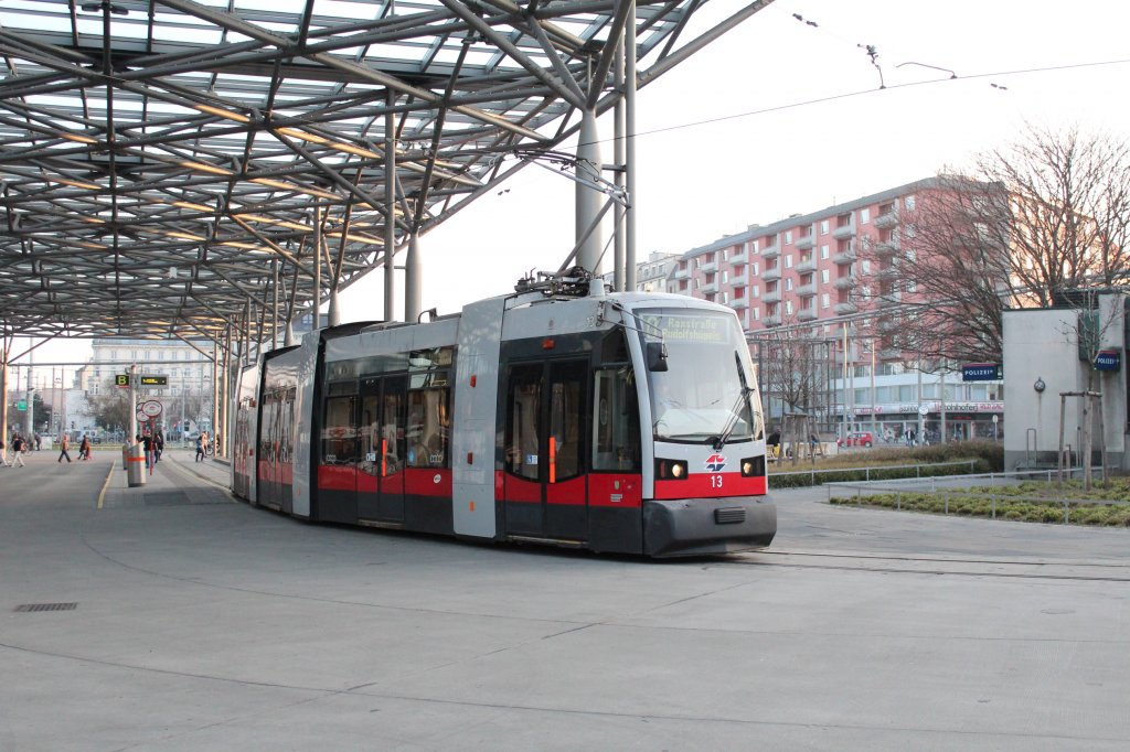 Straenbahn bei der Ausfahrt aus der Haltestelle  Praterstern  am 17. Mrz 2012.