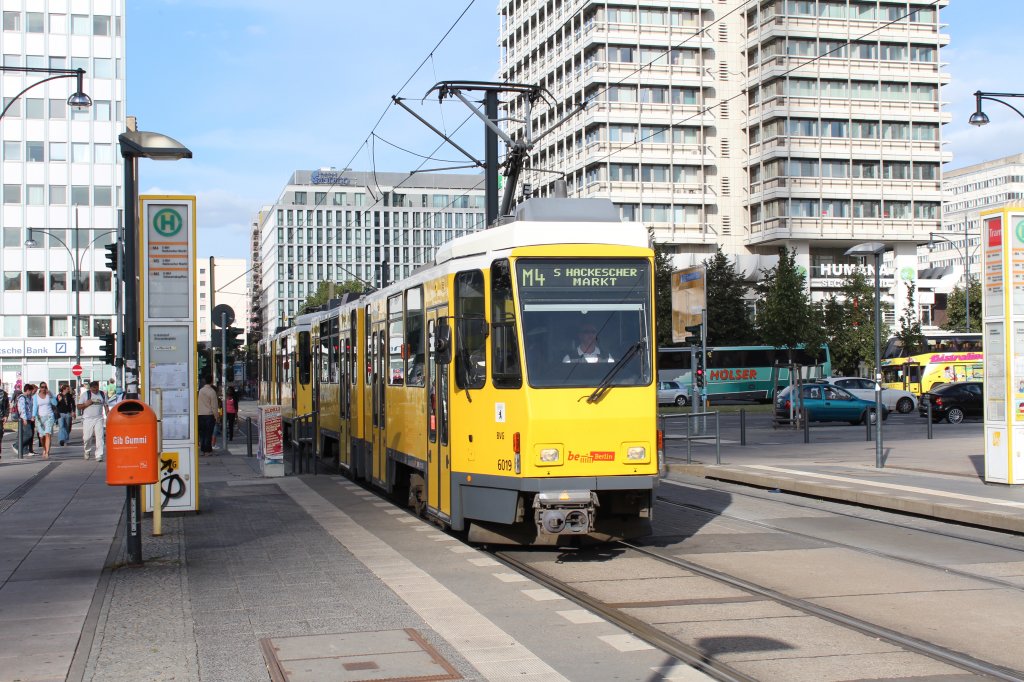 Straenbahn BR 6019 am Haltepunkt  Alexanderplatz . Aufgenommen am 6. September 2012.
