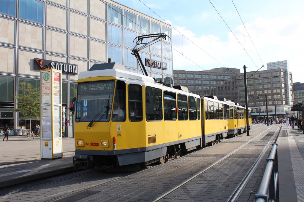Straenbahn der Lini M4 in Richtung  Hohenschnhausen , aufgenommen am Alexanderplatz am 6.September 2012.