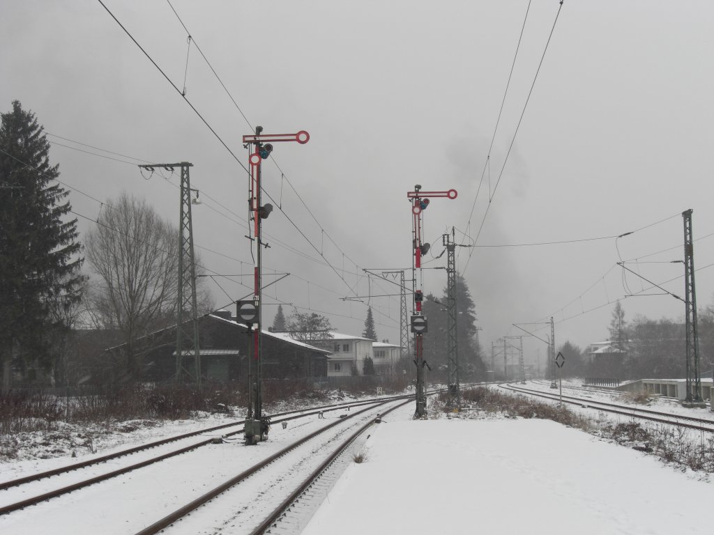 Zwei Flgelsignale im Bahnhof von Bad Reichenhall. Diese beiden stehen
am Bahnsteigende in Richtung Freilassing. Aufgenommen am 19. Dezember
2009.