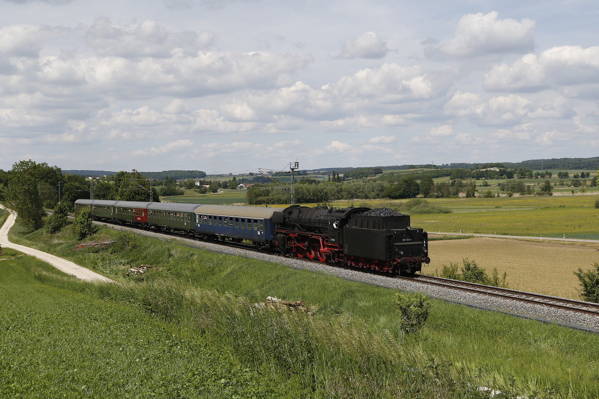 001 180 zieht am 1. Juni 2019 einen Sonderzug in Richtung Donauwrth, aufgenommen kurz vor Wrnitzstein.