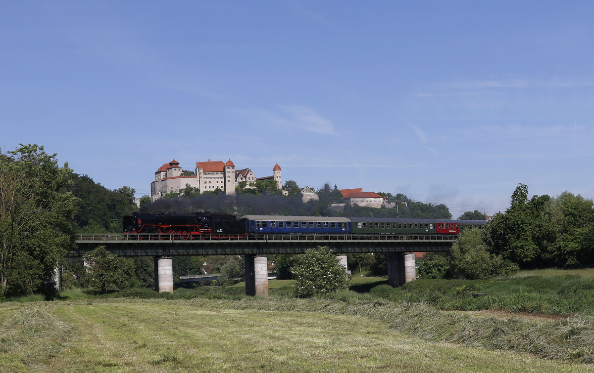 001 2066 war mit einem Sonderzug am 1. Juni 2019 bei Harburg (Schwaben) von Nrdlingen nach Donauwrth unterwegs.