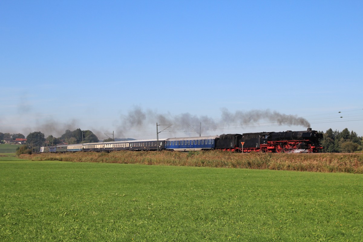 01 1066 der  Ulmer Eisenbahnfreunde  war am 3. Oktober 2013 mit einem Sonderzug nach St. Plten unterwegs. Das Bild entstand kurz vor Bernau am Chiemsee.