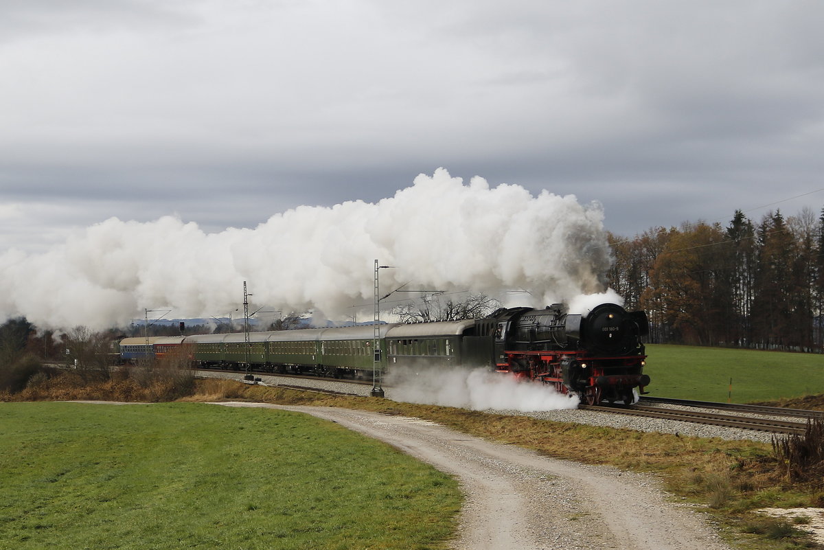 01 180 des  Bayerischen Eisenbahnmuseums  war am 1. Dezember 2018 mit einem Sonderzug von Nrdlingen nach Freilassing unterwegs. Das Foto entstand bei Grabensttt im Chiemgau.
