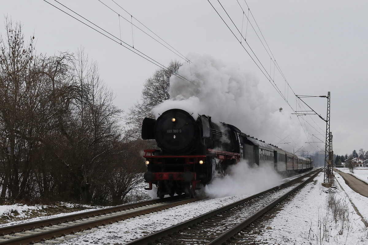 01 180 mit einem Sonderzug unterwegs in Richtung Freilassing. Aufgenommen am 2. Dezember 2017 kurz nach Prien am Chiemsee.