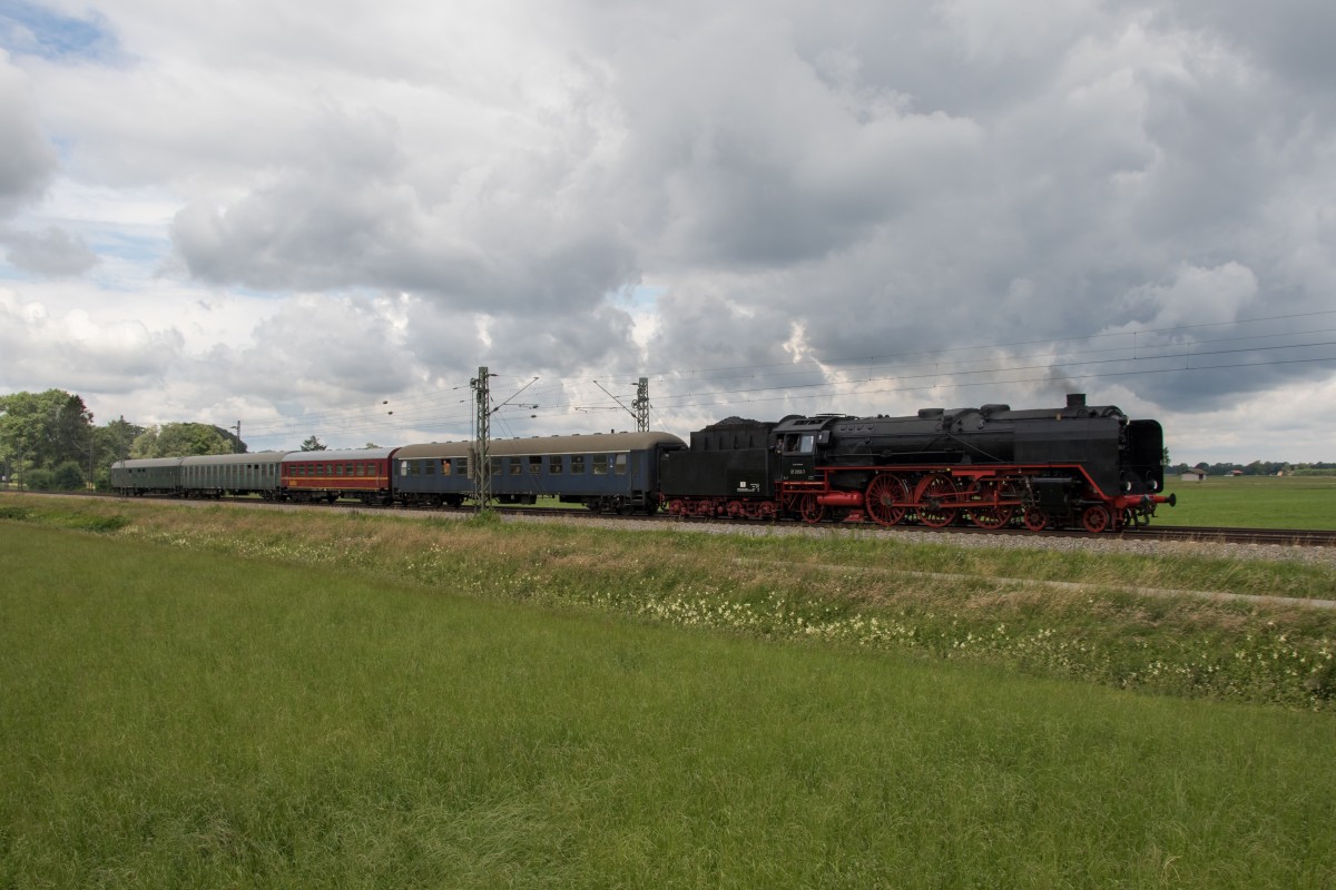 01 2066 des  Bayerischen Eisenbahnhmuseum  auf dem Weg nach Freilassing am 21. Juni 2015 bei bersee.