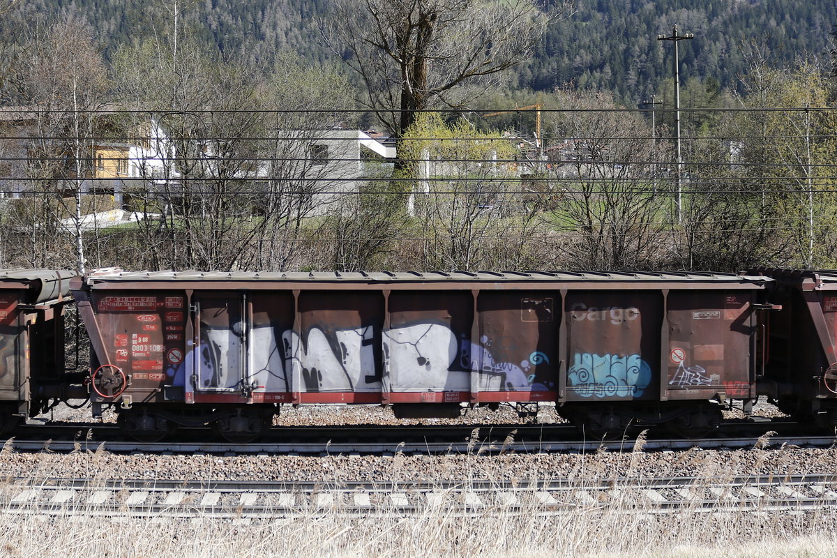 0803 108-5 (Tamns) mit Rolldach am 8. April bei Freienfeld/Campo di Trens.