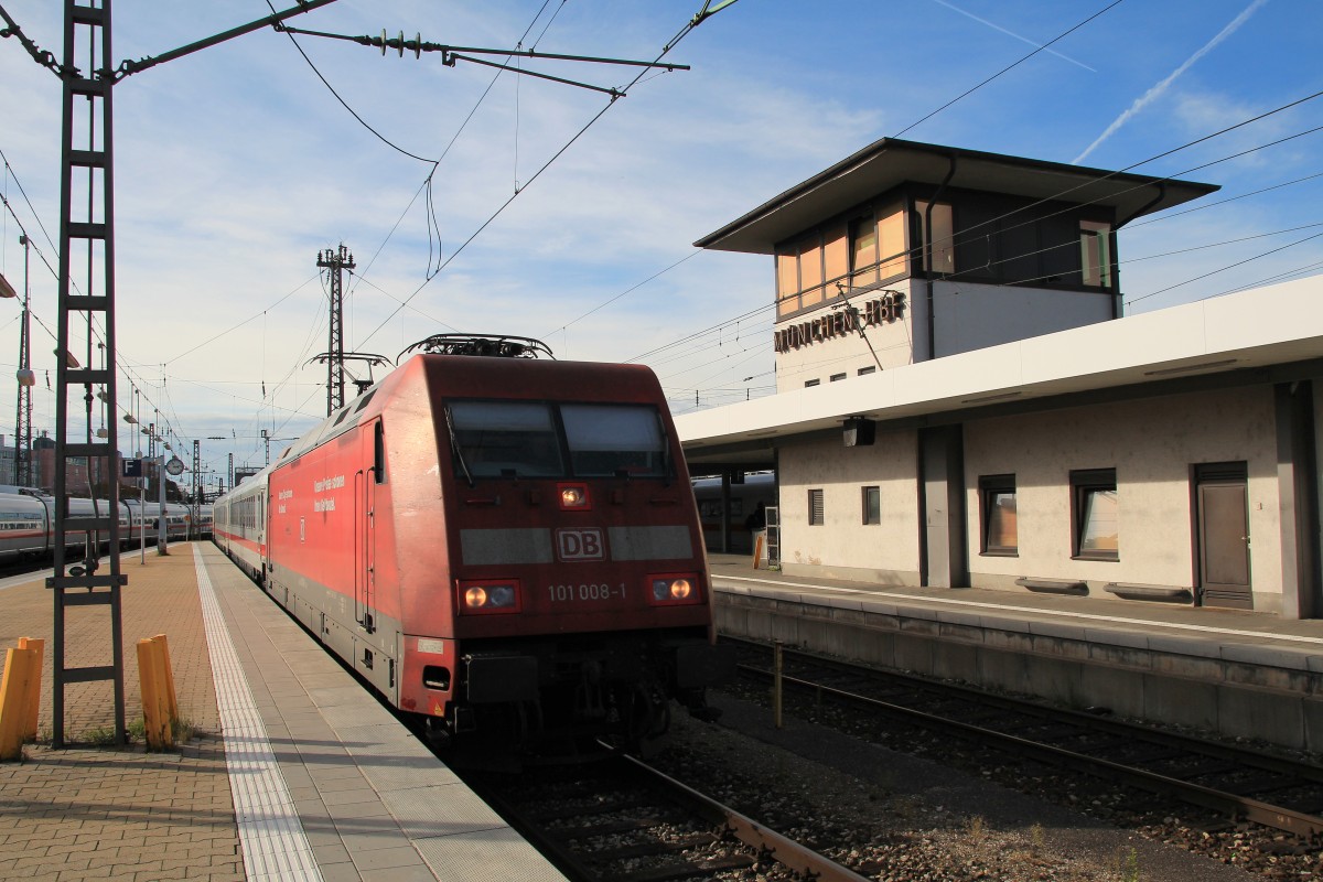 101 008-1 bei der Einfahrt in den Mnchner Hauptbahnhof am 21. Oktober 2013.