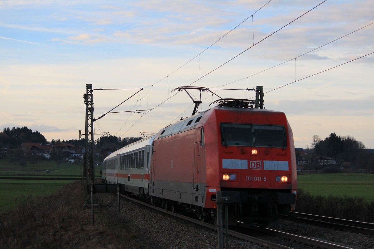 101 011-5 am spten Nachmittag des 25. November 2012 kurz vor Bernau.