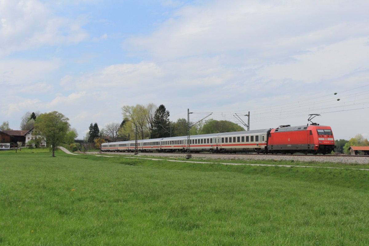 101 014-9 war am 27. April 2013 bei bersee in Richtung Salzburg unterwegs.