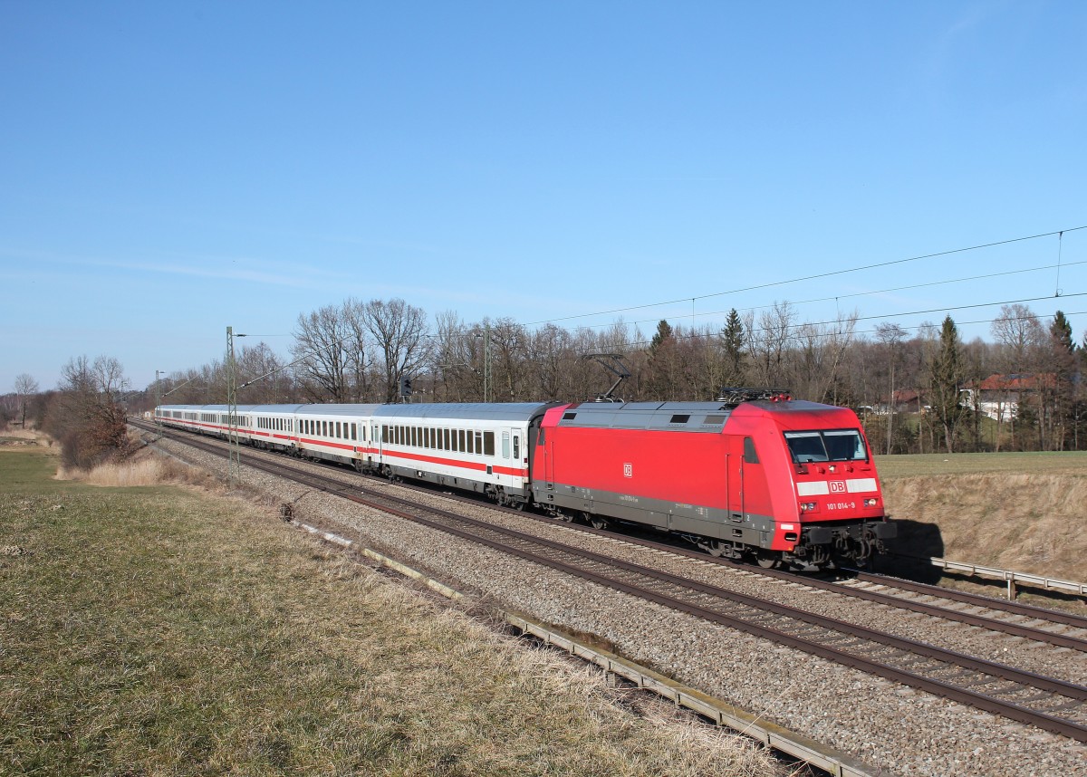101 014-9 war auf Grund einer Signalstrung auf dem falschen gleis unterwegs. Aufgenommen bei Hilperting am 7. Mrz 2015.