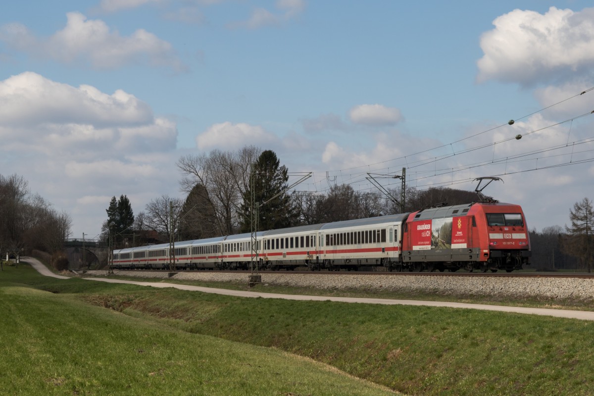 101 017-2 mit  Graubnden -Werbung schiebend an einem IC am 3. April 2015 bei bersee am Chiemsee.
