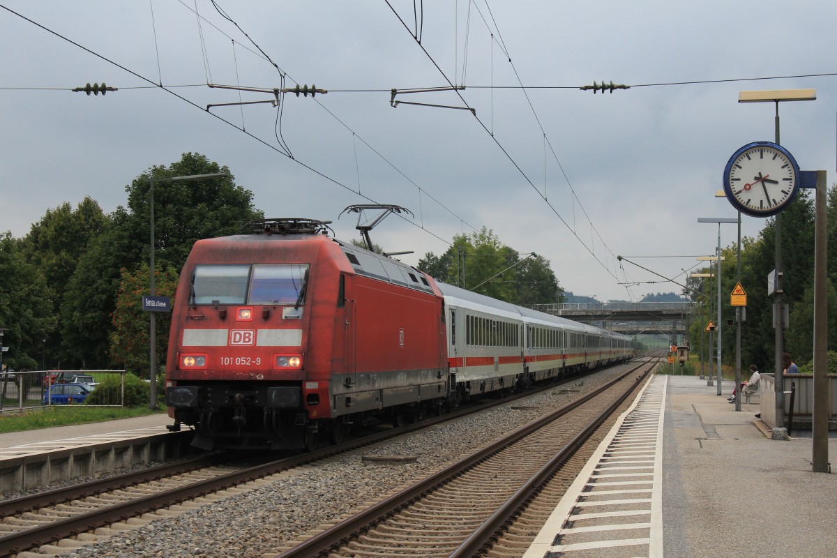 101 02-9 durchfhrt am 27. August 2013 den Bahnhof von Bernau am Chiemsee in Richtung Salzburg.