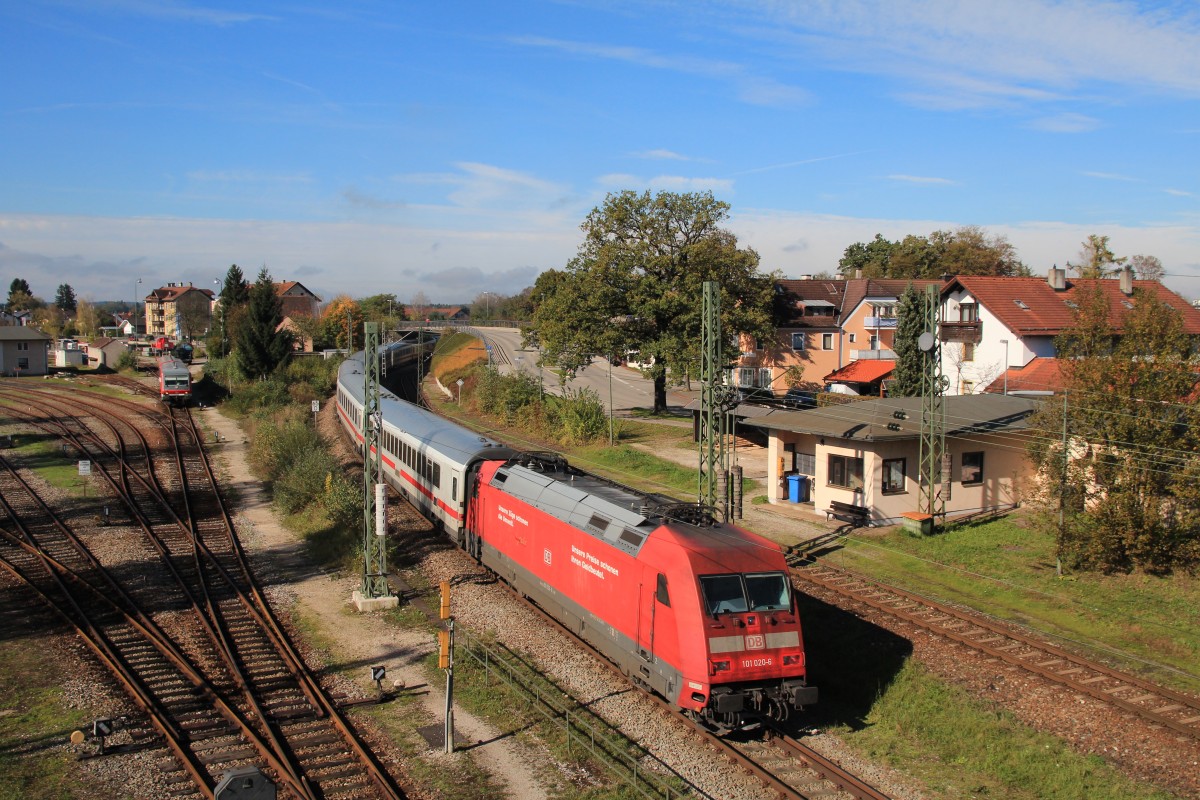 101 020-6 lief am 25. Oktober 2014. abgebgelt an einem  Umleiter  mit. Aufgenommen bei der Ausfahrt aus dem Bahnhof von Freilassing.