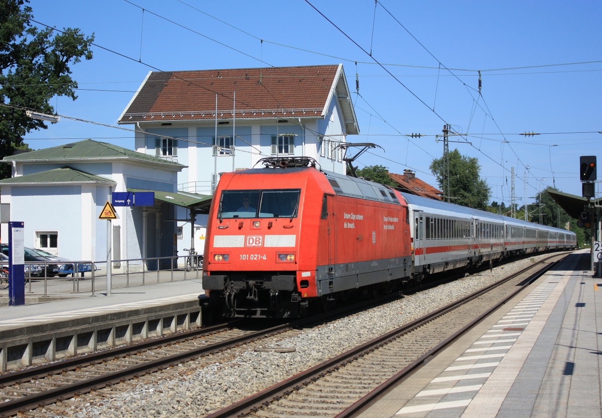 101 021-4 am 5. August 2013 bei Halt im Bahnhof von Prien am Chiemsee.