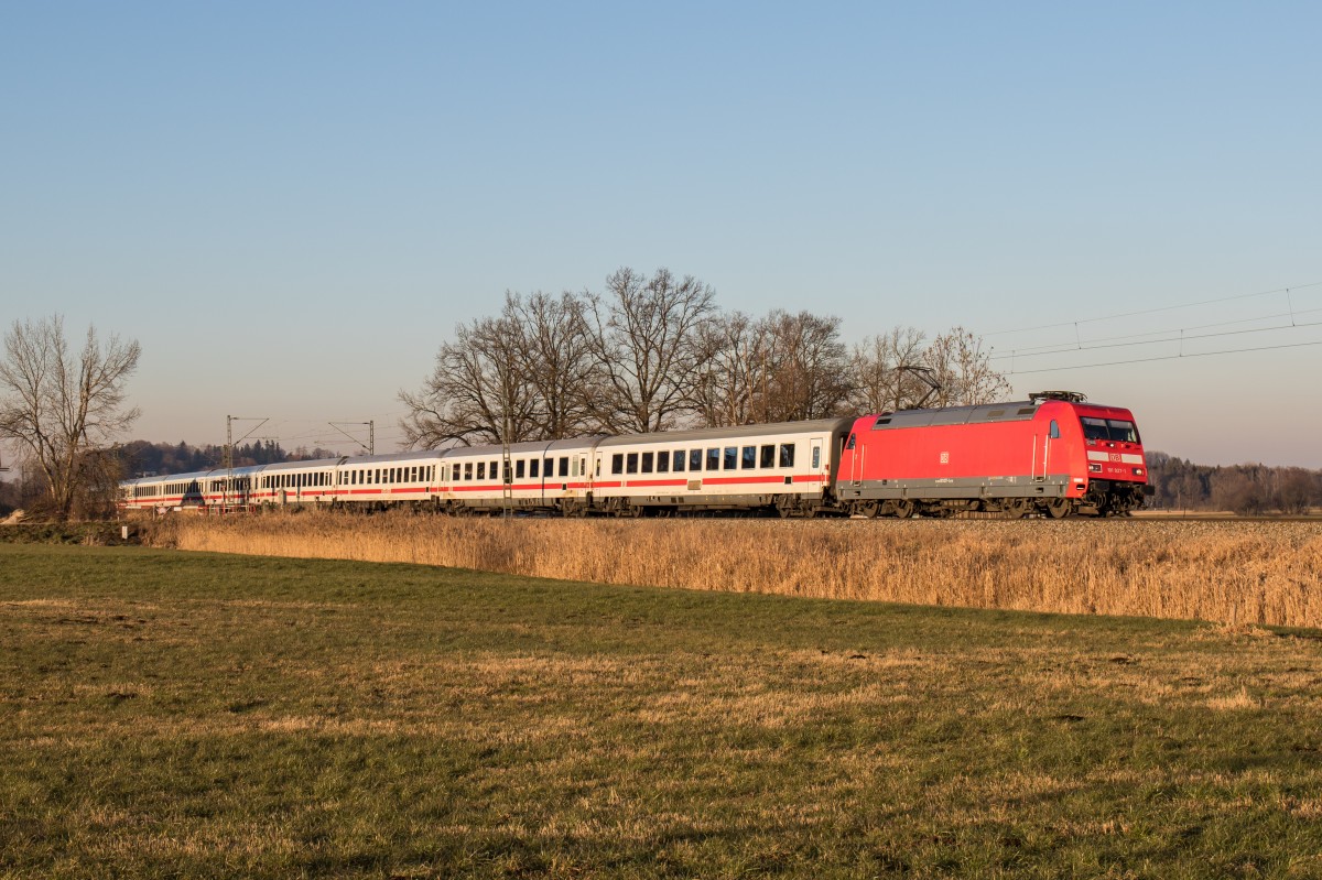 101 027-1 war am 29. Dezember 2015 bei Weisham auf dem Weg nach Salzburg.