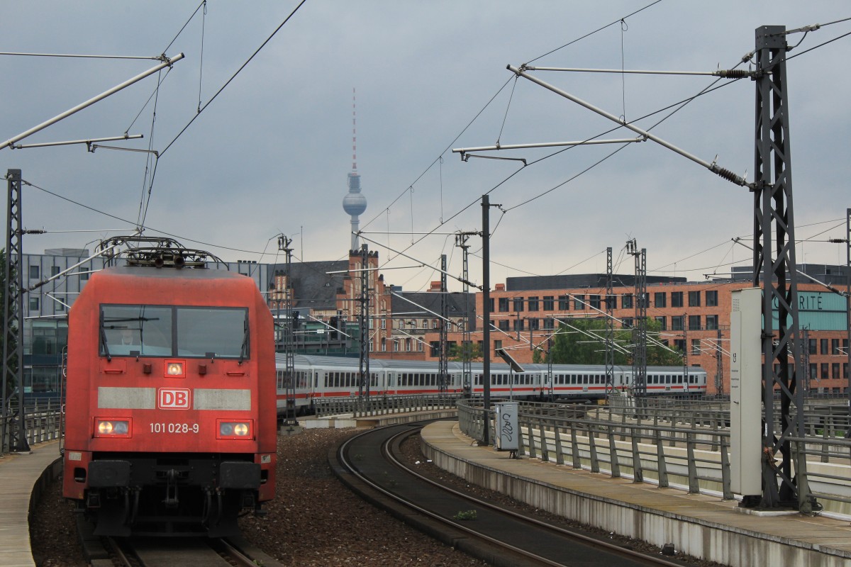 101 028-9 bei der Einfahrt in den Berliner Hauptbahnhof am 1. Juni 2013.