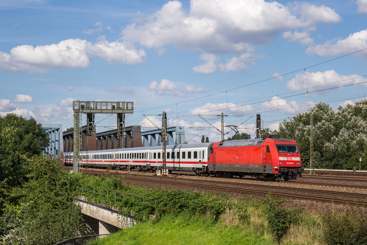 101 028-9 berquerte mit einem IC am 16. August 2017 die Sderelbbrcken bei Hamburg.