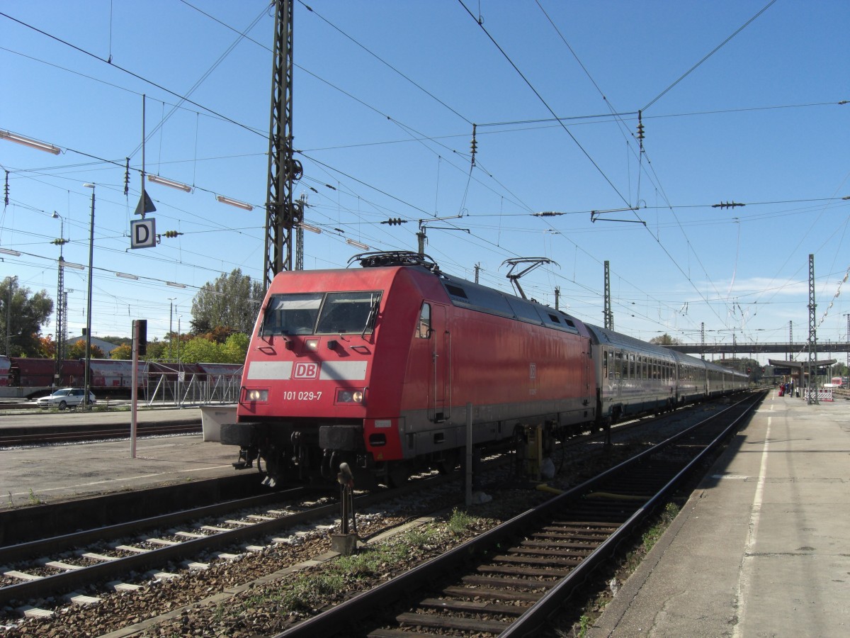 101 029-7 am 5. Oktober 2008 im Bahnhof von Rosenheim.