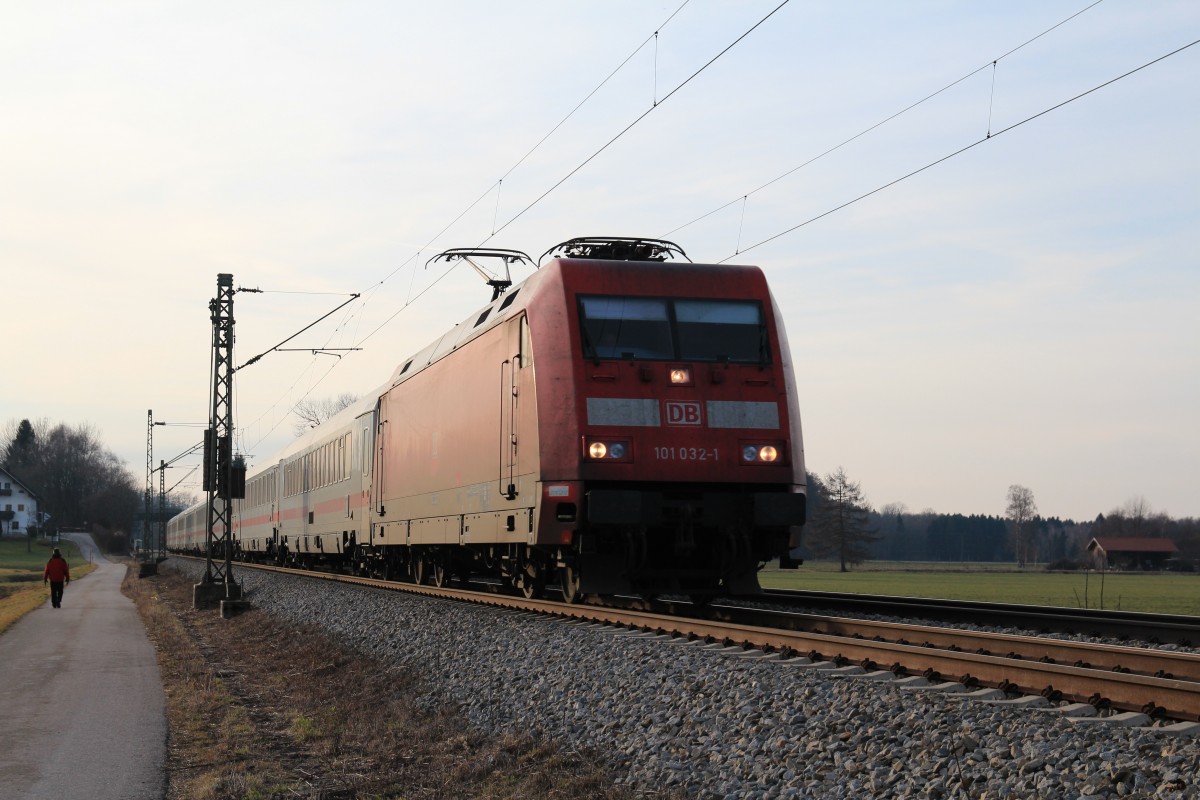 101 032-1 war am 12. Januar 2014 bei bersee in Richtung Salzburg unterwegs.