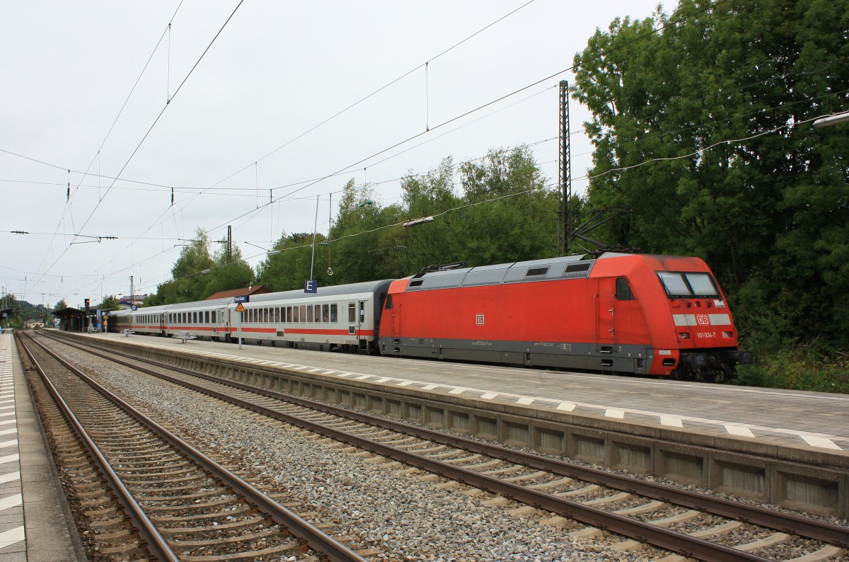 101 034-7 stand am 14. September 2013 im Bahnhof von Prien am Chiemsee auf dem berholgleis.