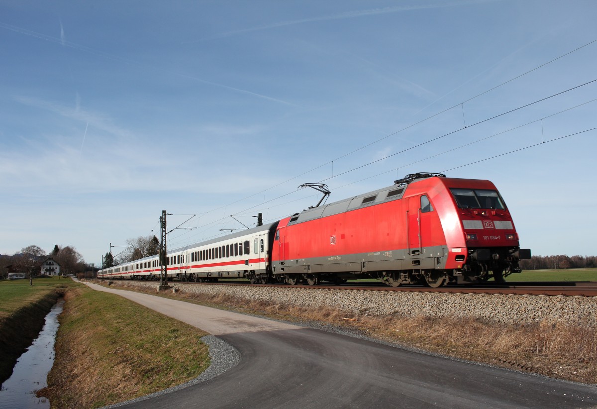 101 034-7 zog am 6. Februar 2016 den EC 217 bei bersee in Richtung Salzburg.