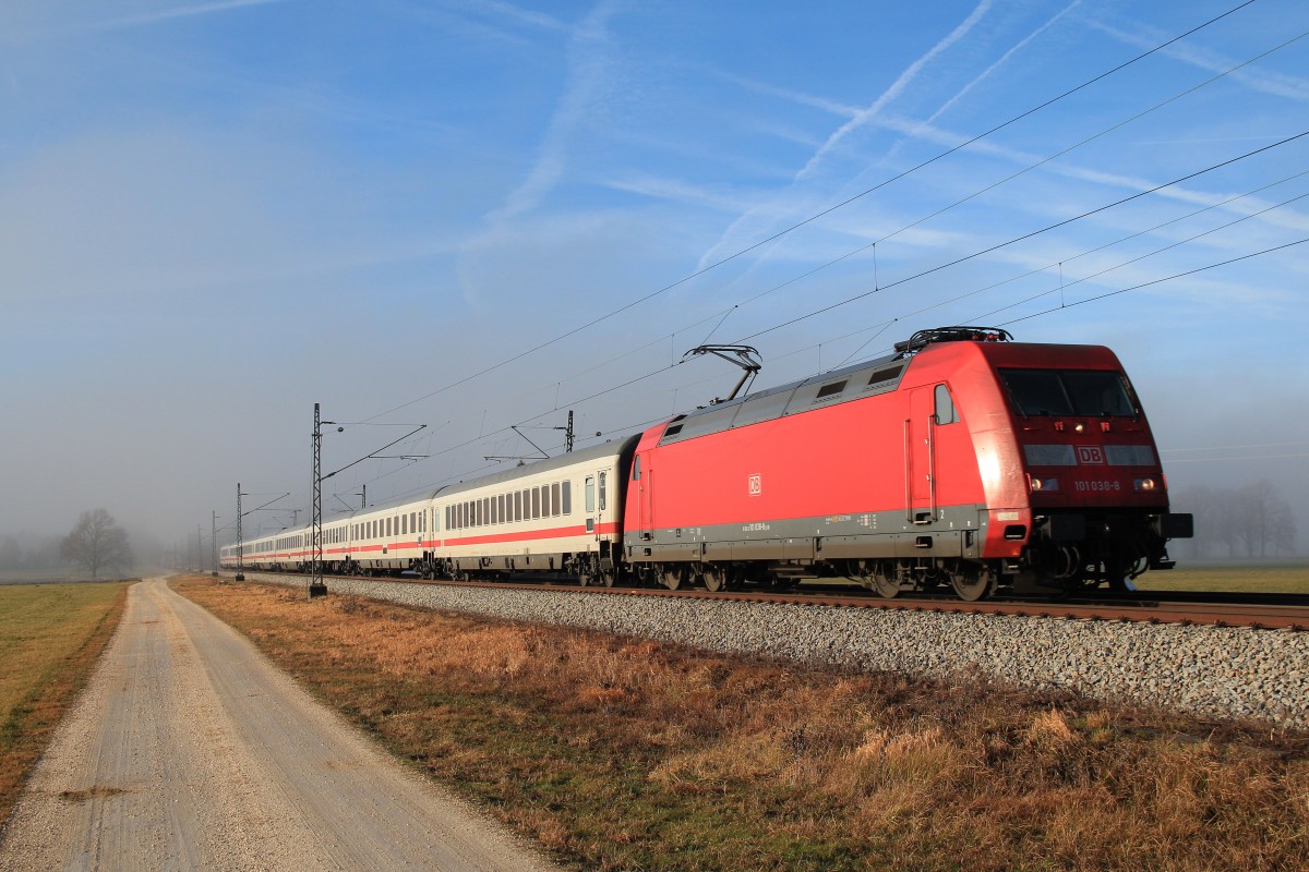 101 038-8 auf dem Weg nach Salzburg am 21. Dezember 2013 bei bersee.