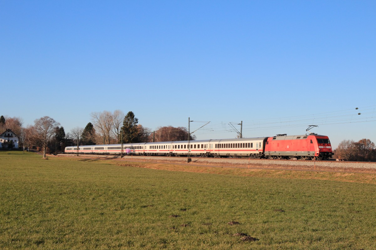 101 043-8 war am 14. Dezember 2013 bei bersee am Chiemsee in Richtung Salzburg unterwegs.