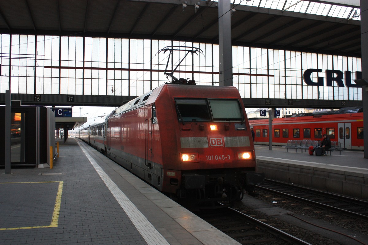 101 045-3 bei der Einfahrt in den Mnchner Hauptbahnhof am 3. Januar 2014.