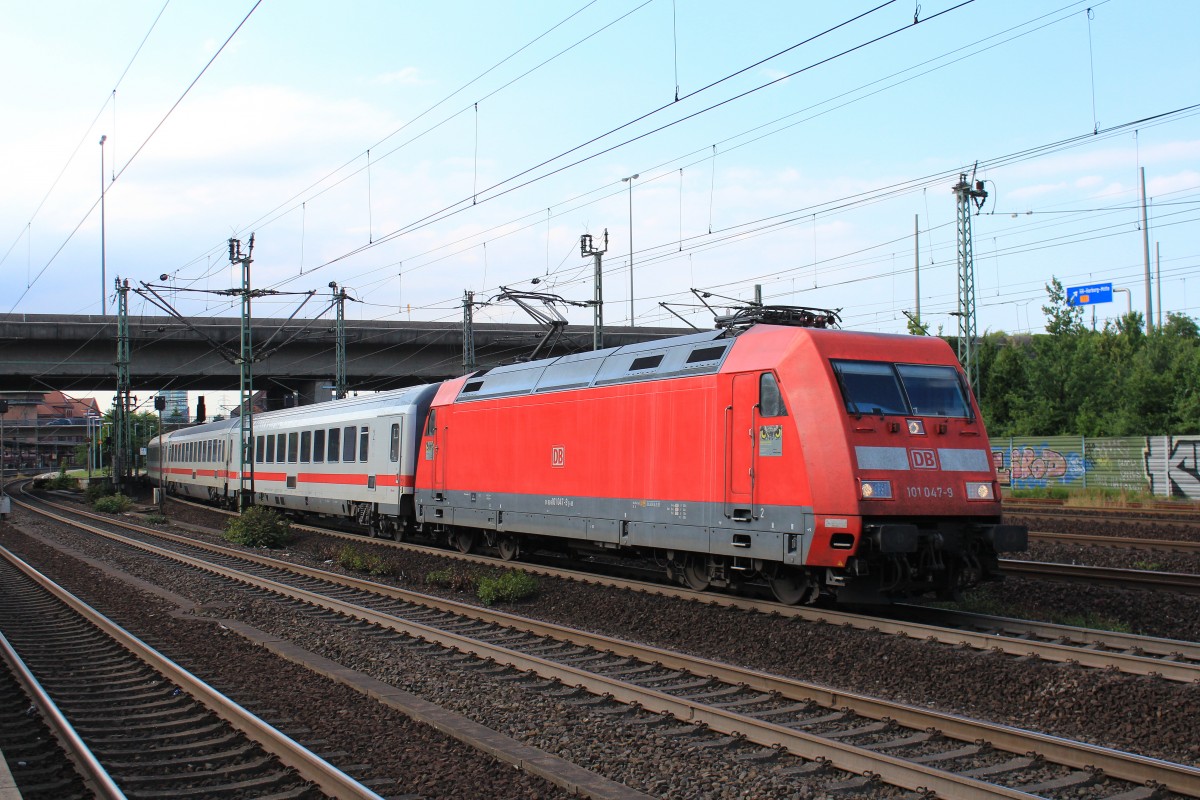 101 047-9 verlt am 31. Juli 2013 den Bahnhof von Hamburg-Harburg.