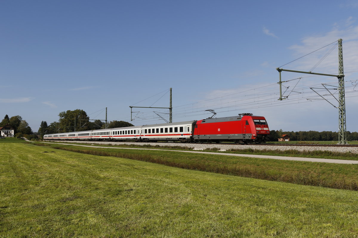 101 048 mit einem EC auf dem Weg nach Salzburg am 19. September 2018 bei bersee am Chiemsee.