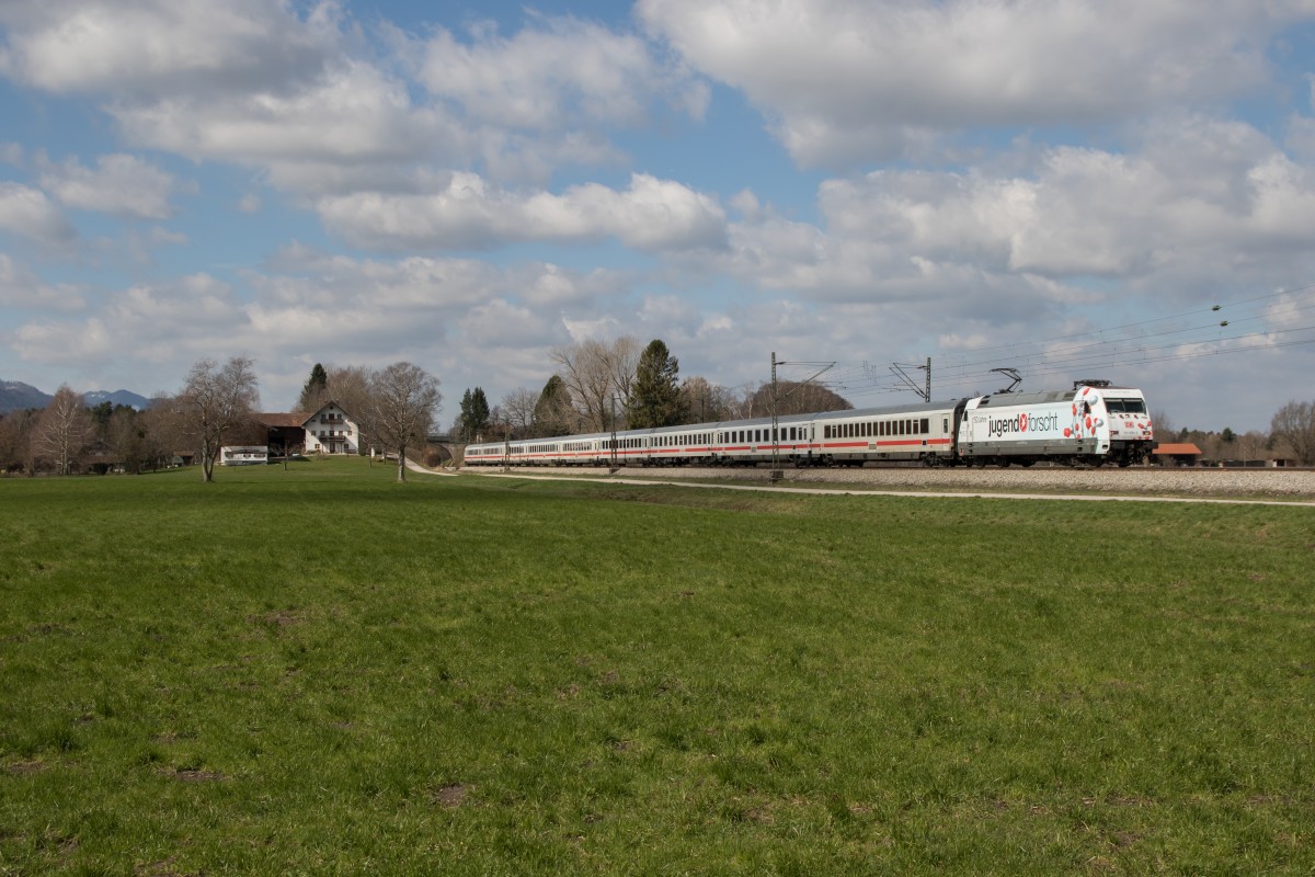 101 050-3  Jugend forscht  ist am 3. April 2015 bei bersee in Richtung Salzburg unterwegs.