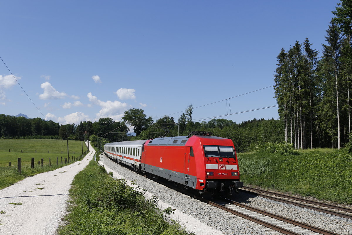 101 051 war am 21. Mai 2018 mit eine EC bei Grabensttt in Richtung Salzburg unterwegs.