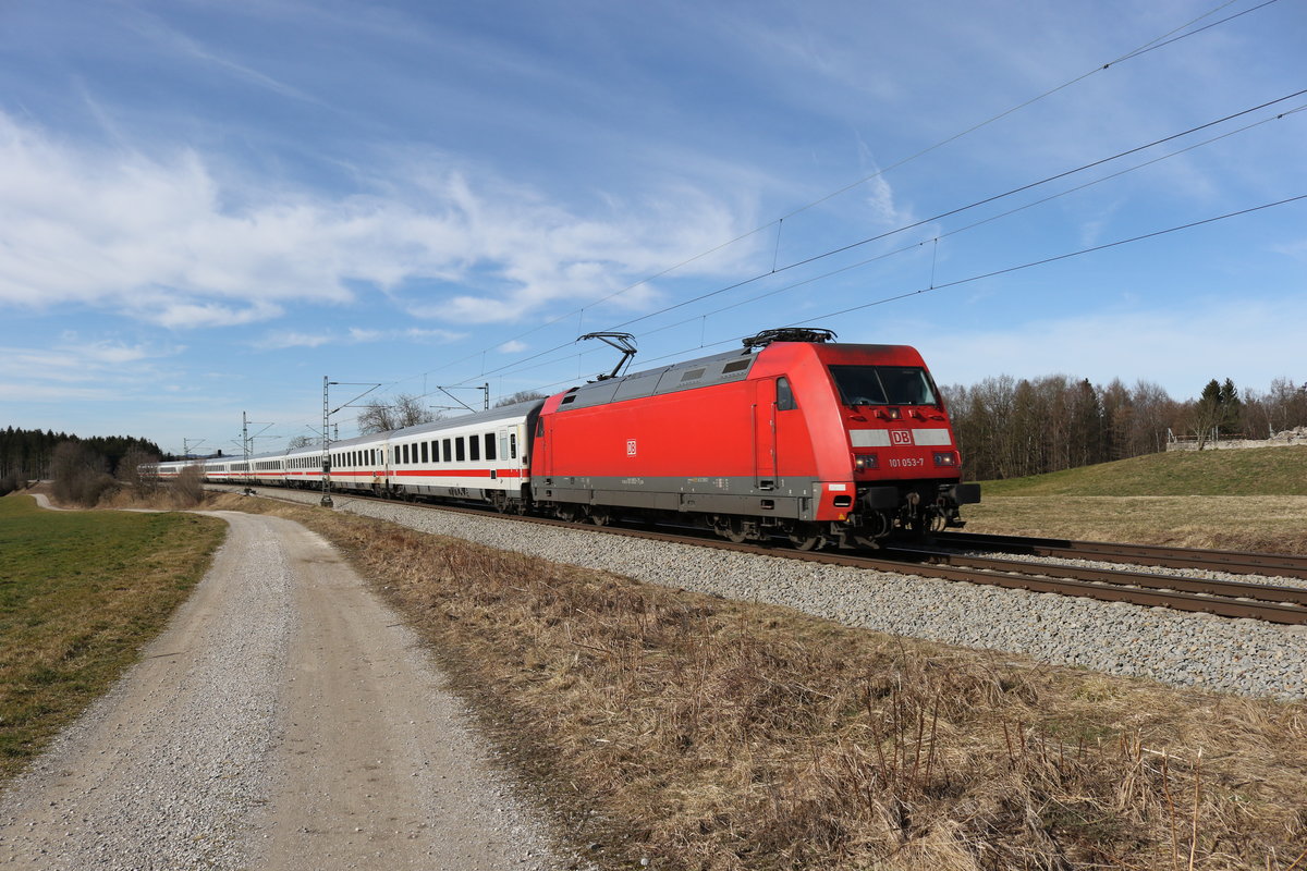101 053 auf dem Weg nach Salzburg am 22. Februar 2020 bei Grabensttt.