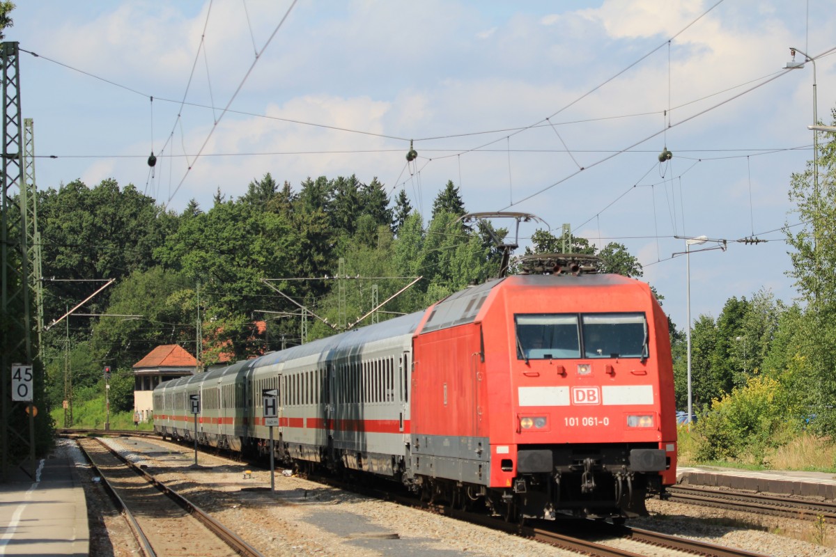 101 061-0 aus Mnchen kommend am 20. August 2013 im Bahnhof von Assling.