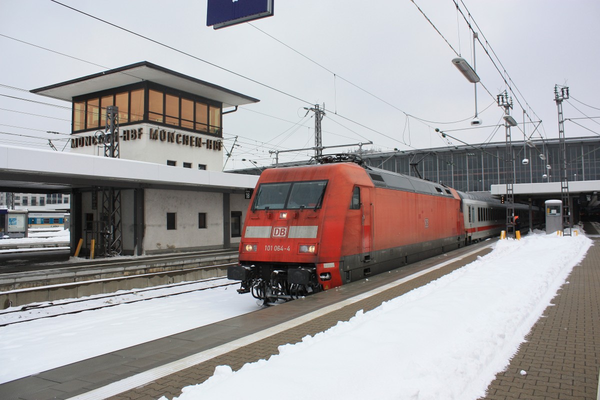 101 064-4 am 21. Januar 2013 im Mnchner Hauptbahnhof.