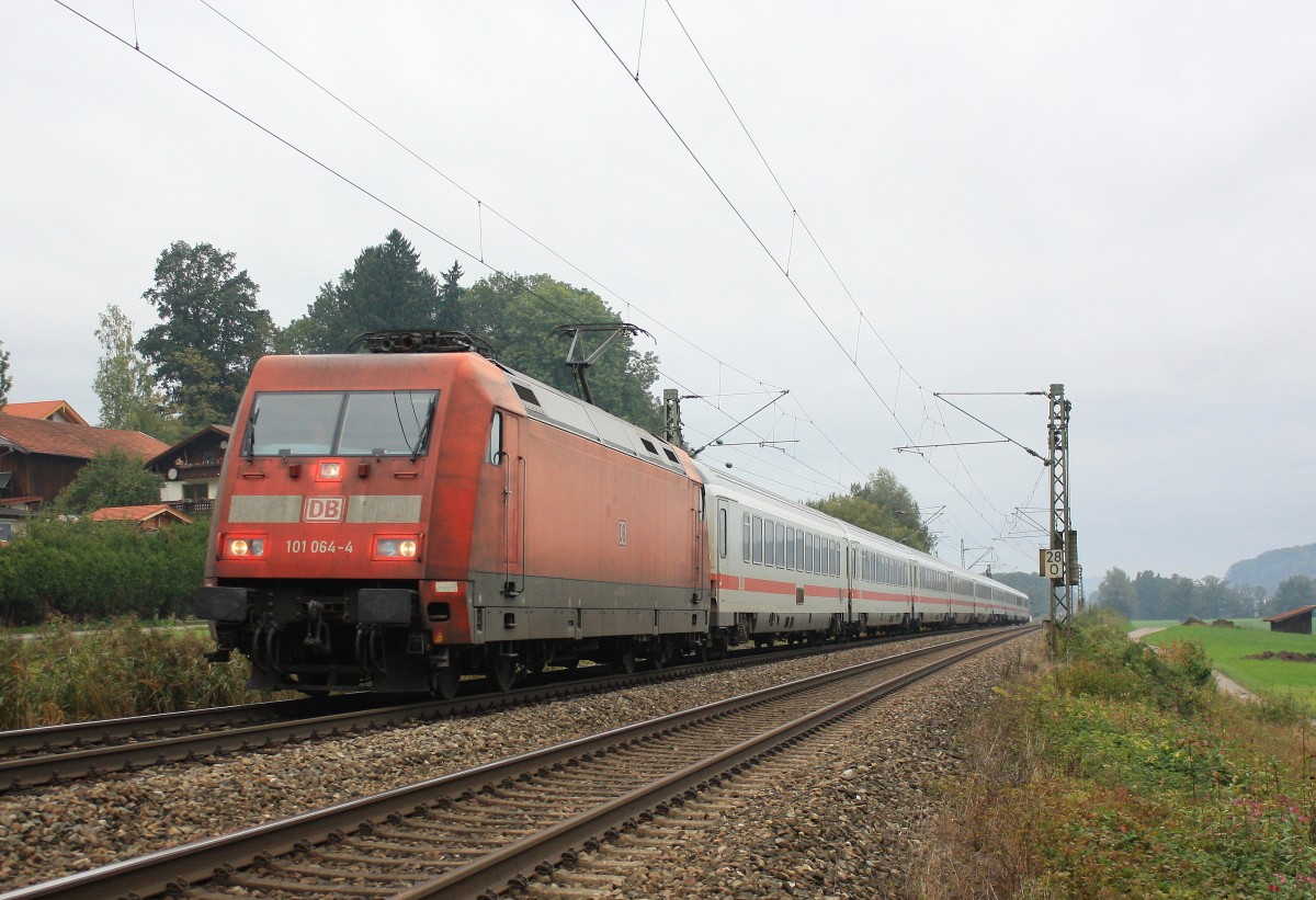 101 064-4 war am 5. Oktober 2013 bei Weisham auf dem Weg nach Salzburg.