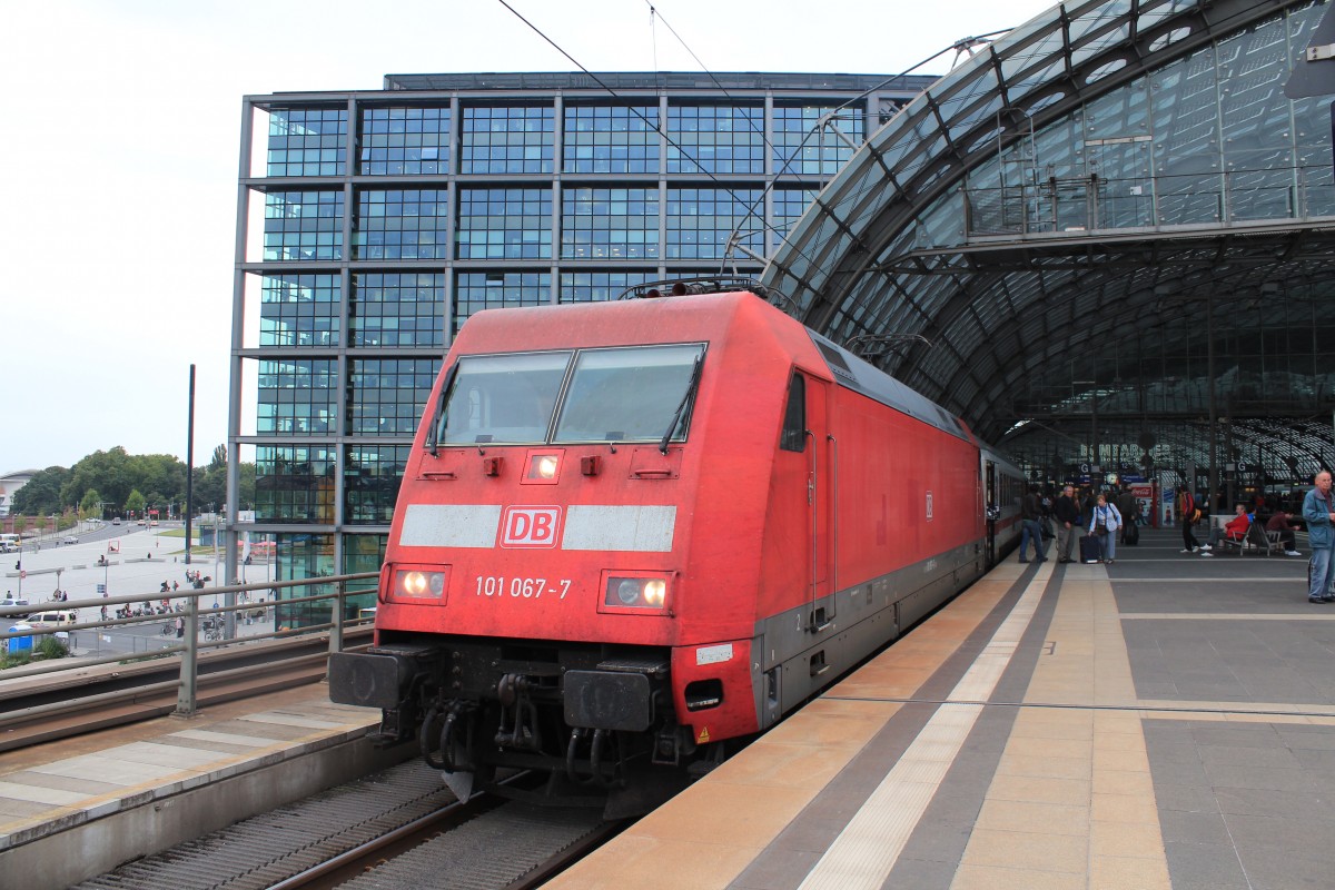 101 067-7 bei der Ausfahrt aus dem Berliner Hauptbahnhof am 7. September 2012.